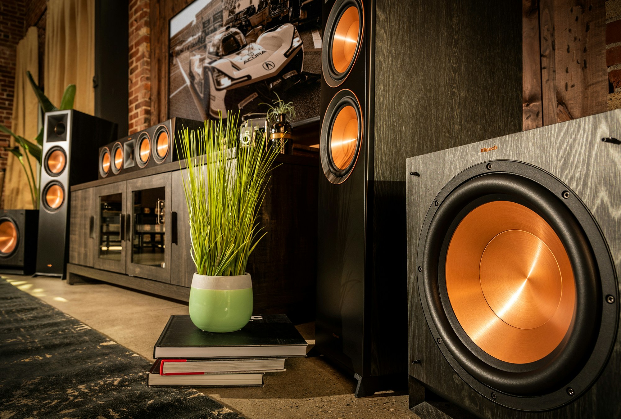 Primer plano de un sistema de altavoces Klipsch alrededor de un TV